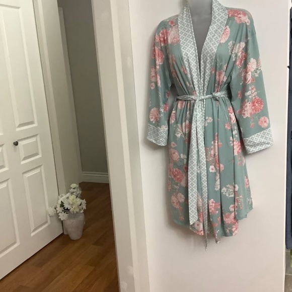 Flora Nikrooz Lovely Robe w pockets MEDIUM like new - Picture 1 of 5